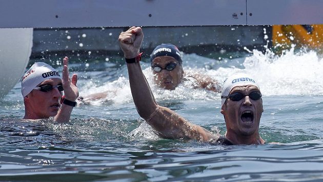 Spyridon Gianniotis z Řecka oslavuje svůj triumf na trati 10 kilometrů, vlevo stříbrný Thomas Lurz z Německa, uprostřed v celkovém pořadí třetí Usáma Mellúlí z Tuniska. Spyridon Gianniotis z Řecka oslavuje svůj triumf na trati 10 kilometrů, vlevo stříbrný Thomas Lurz z Německa, uprostřed v celkovém pořadí třetí Usáma Mellúlí z Tuniska.