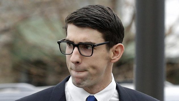 Americký plavec Michael Phelps míří k soudu. Americký plavec Michael Phelps míří k soudu.