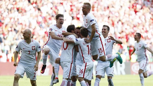 Fotbalisté Polska penaltový rozstřel se Švýcarskem zvládli a postupují do čtvrtfinále evropského šampionátu. Fotbalisté Polska penaltový rozstřel se Švýcarskem zvládli a postupují do čtvrtfinále evropského šampionátu.