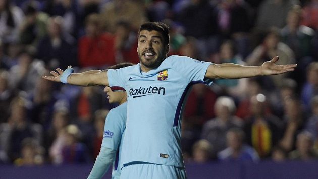 Barcelonský Luis Suárez nesouhlasí s výrokem sudího během utkání španělské ligy v Levante. Slavný katalánský klub prohrál 4:5. Barcelonský Luis Suárez nesouhlasí s výrokem sudího během utkání španělské ligy v Levante. Slavný katalánský klub prohrál 4:5.