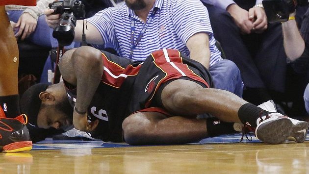 Slavný LeBron James zasmečoval a skončil. Se zakrvaveným nosem už nepokračoval, jeho Miami přesto zdolalo Oklahomu. Slavný LeBron James zasmečoval a skončil. Se zakrvaveným nosem už nepokračoval, jeho Miami přesto zdolalo Oklahomu.