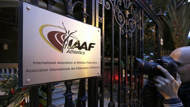 Fotograf míří na logo Mezinárodní atletické federace IAAF v jeho sídle v Monaku. Fotograf míří na logo Mezinárodní atletické federace IAAF v jeho sídle v Monaku.