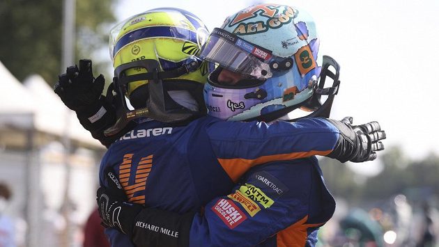 Senzační double Mclarenu v Itálii oslavují jezdci Daniel Ricciardo (vpravo) a Lando Norris. Senzační double Mclarenu v Itálii oslavují jezdci Daniel Ricciardo (vpravo) a Lando Norris.