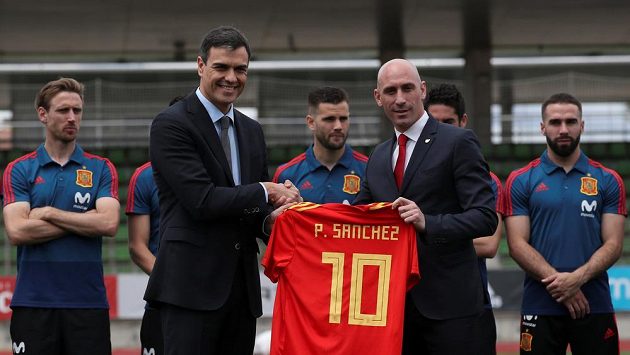 Šéf španělského svazu Luis Rubiales (vpravo) předává dres národního týmu novému předsedovi vlády Pedru Sanchezovi. Šéf španělského svazu Luis Rubiales (vpravo) předává dres národního týmu novému předsedovi vlády Pedru Sanchezovi.