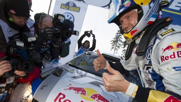 Francouzský pilot Sebastien Ogier se raduje z vítězství na Švédské rallye. Francouzský pilot Sebastien Ogier se raduje z vítězství na Švédské rallye.