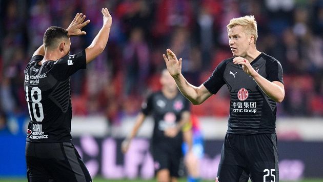 Fotbalisté Slavie Jan Bořil (vlevo) a Michal Frydrych oslavují vítězství nad Plzní. Fotbalisté Slavie Jan Bořil (vlevo) a Michal Frydrych oslavují vítězství nad Plzní.