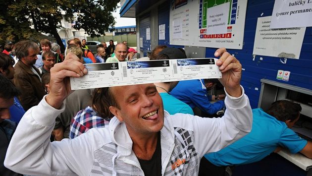 Šťastný fanoušek drží v rukou vstupenky na domácí zápasy Plzně v Lize mistrů. Šťastný fanoušek drží v rukou vstupenky na domácí zápasy Plzně v Lize mistrů.