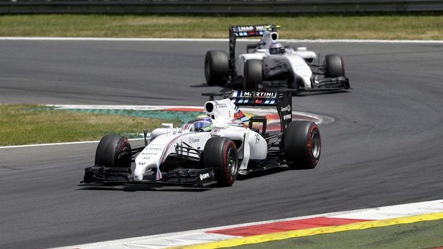 Felipe Massa před stájovým kolegou z Williamsu Valtterim Bottasem (ilustrační snímek). Felipe Massa před stájovým kolegou z Williamsu Valtterim Bottasem (ilustrační snímek).