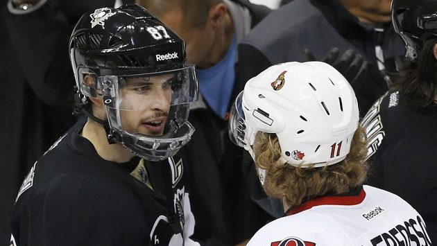 Sidney Crosby ještě se speciálním krytem čelisti. Sidney Crosby ještě se speciálním krytem čelisti.