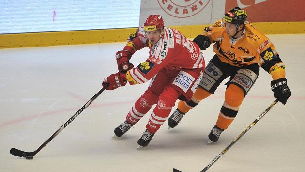 Litvínovský Jiří Gula (vpravo) brání Daniela Rákose z Třince. Litvínovský Jiří Gula (vpravo) brání Daniela Rákose z Třince.