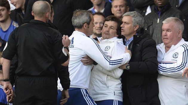 Kouč Chelsea José Mourinho (druhý zprava) uklidňuje svého asistenta Fariu (uprostřed), který u rozhodčího Deana (vlevo) protestuje proti nařízení pokutového kopu ve prospěch Sunderlandu. Kouč Chelsea José Mourinho (druhý zprava) uklidňuje svého asistenta Fariu (uprostřed), který u rozhodčího Deana (vlevo) protestuje proti nařízení pokutového kopu ve prospěch Sunderlandu.