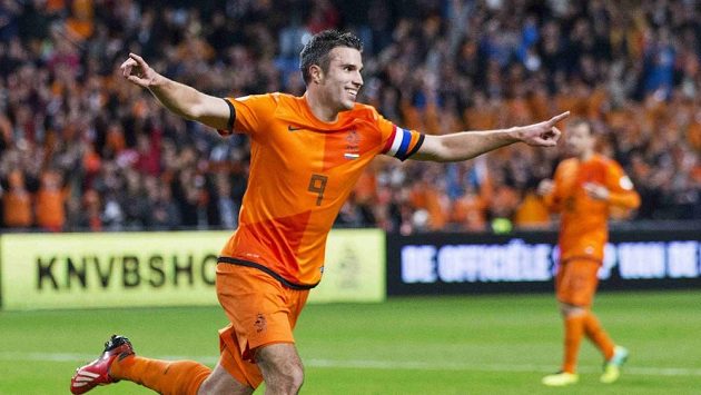 Nizozemský útočník Robin van Persie se raduje z hattricku. Nizozemský útočník Robin van Persie se raduje z hattricku.