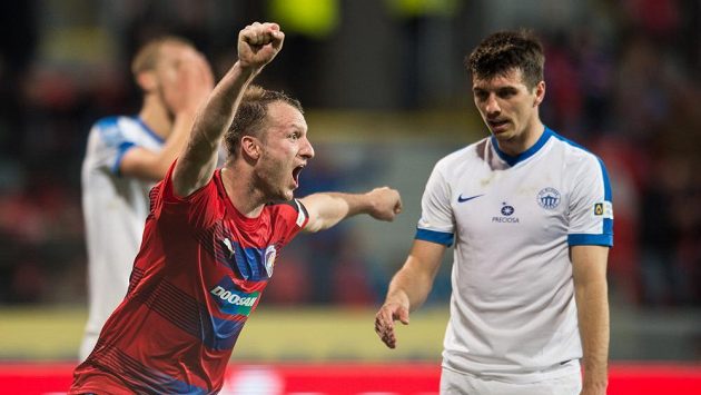 Michael Krmenčík z Viktorie Plzeň oslavuje gól na 1:0, vpravo zklamaný autor vlastňáku Ondřej Kúdela z Liberce. Michael Krmenčík z Viktorie Plzeň oslavuje gól na 1:0, vpravo zklamaný autor vlastňáku Ondřej Kúdela z Liberce.