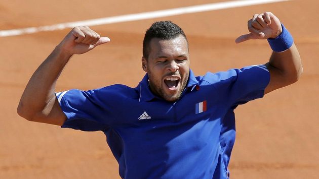 Francouz Jo-Wilfried Tsonga se raduje z výhry nad Lukášem Rosolem v semifinále Davis Cupu. Francouz Jo-Wilfried Tsonga se raduje z výhry nad Lukášem Rosolem v semifinále Davis Cupu.