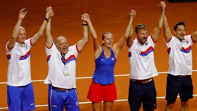 Česká tenistka Petra Kvitová slaví s fedcupovým týmem postup do finále. Česká tenistka Petra Kvitová slaví s fedcupovým týmem postup do finále.