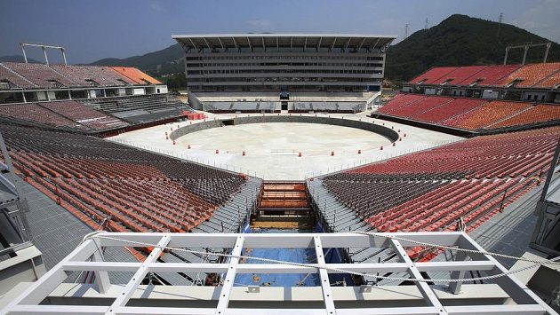 Takhle vypadal olympijský stadión pro zahajovací a závěrečný ceremoniál zimních her 2018 v Pchjongčchangu na konci června, nyní je téměř hotový. Takhle vypadal olympijský stadión pro zahajovací a závěrečný ceremoniál zimních her 2018 v Pchjongčchangu na konci června, nyní je téměř hotový.