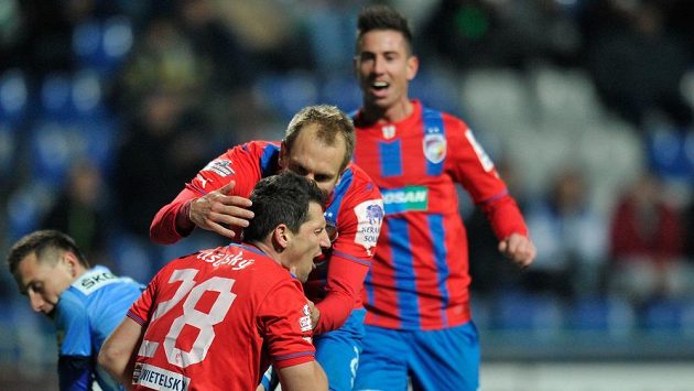 Daniel Kolář (uprostřed) gratuluje Mariánovi Čišovskému (vlevo) k brance. Daniel Kolář (uprostřed) gratuluje Mariánovi Čišovskému (vlevo) k brance.