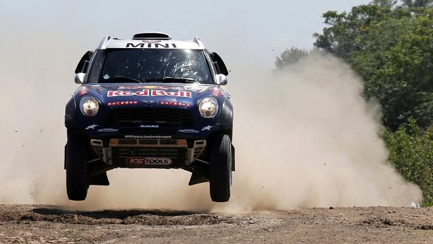 Katarský automobilový jezdec Násir Attíja se svým Mini během Rallye Dakar. Katarský automobilový jezdec Násir Attíja se svým Mini během Rallye Dakar.