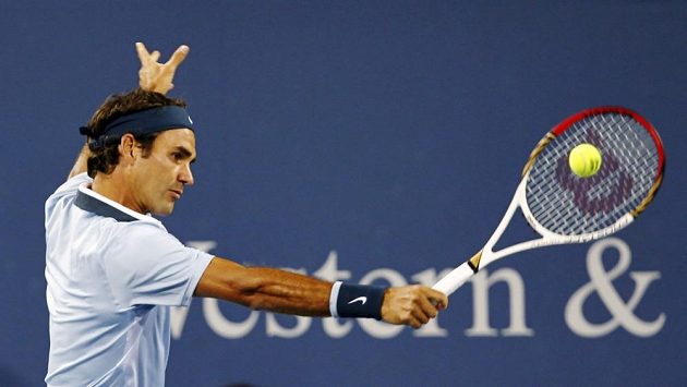 Roger Federer se v Cincinnati představil se starou raketou, s níž sbíral trofeje. Roger Federer se v Cincinnati představil se starou raketou, s níž sbíral trofeje.