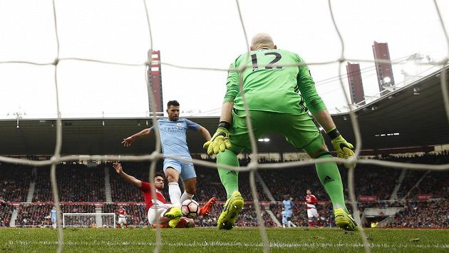 Sergio Agüero dává druhý gól Manchesteru City proti Middlesbroughu ve čtvrtfinále FA Cupu. Sergio Agüero dává druhý gól Manchesteru City proti Middlesbroughu ve čtvrtfinále FA Cupu.