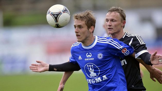 Příbramský Petr Trapp (vpravo) v zápase s Olomoucí. Příbramský Petr Trapp (vpravo) v zápase s Olomoucí.