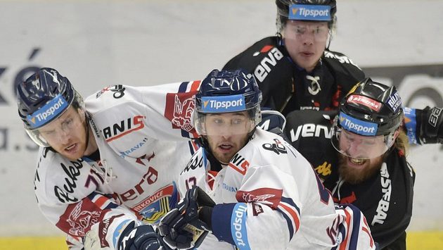 Zleva Lukáš Kucsera a Daniel Kurovský z Vítkovic, Lukáš Doudera a Lukáš Kašpar z Litvínova. Zleva Lukáš Kucsera a Daniel Kurovský z Vítkovic, Lukáš Doudera a Lukáš Kašpar z Litvínova.