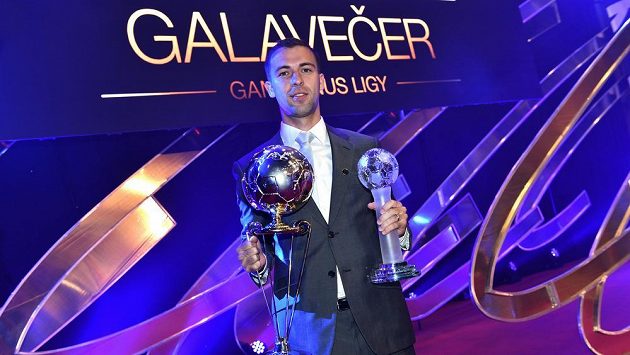 Záložník Sparty Praha Josef Hušbauer s cenami za nejlepšího hráče a střelce Gambrinus ligy ročníku 2013/14 během Galavečera Gambrinus ligy. Záložník Sparty Praha Josef Hušbauer s cenami za nejlepšího hráče a střelce Gambrinus ligy ročníku 2013/14 během Galavečera Gambrinus ligy.