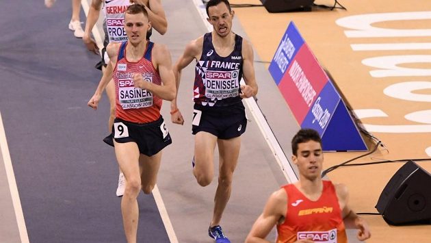 Filip Sasínek při doběhu finále patnáctistovky na halovém ME v Glasgow. Filip Sasínek při doběhu finále patnáctistovky na halovém ME v Glasgow.