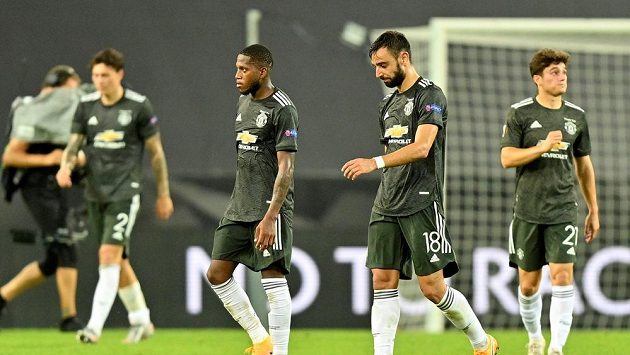Zklamaní fotbalisté Manchesteru United do finále Evropské ligy nepostoupili. Zklamaní fotbalisté Manchesteru United do finále Evropské ligy nepostoupili.