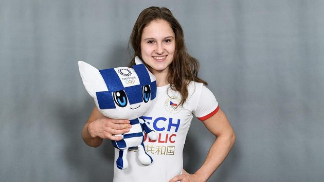 Sportovní gymnastka Aneta Holasová na archivním snímku během představení motivu oblečení pro LOH v Tokiu. Sportovní gymnastka Aneta Holasová na archivním snímku během představení motivu oblečení pro LOH v Tokiu.