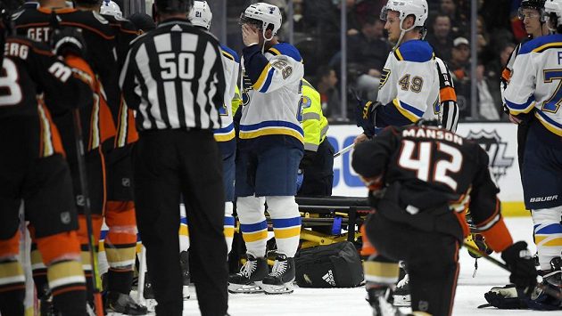 Obránce St. Louis Blues Vince Dunn (vlevo) a bek Anaheimu Josh Manson poté, co Jay Bouwmeester v první třetině zkolaboval na střídačce. Obránce St. Louis Blues Vince Dunn (vlevo) a bek Anaheimu Josh Manson poté, co Jay Bouwmeester v první třetině zkolaboval na střídačce.