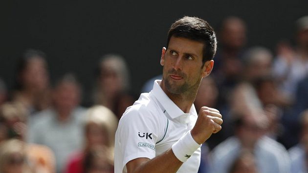 Vítězné gesto Novaka Djokoviče ve finále Wimbledonu. Vítězné gesto Novaka Djokoviče ve finále Wimbledonu.