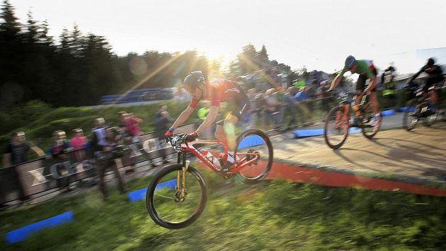 Vlevo český závodník Ondřej Cink při závodu SP horských kol v Novém Městě na Moravě. Vlevo český závodník Ondřej Cink při závodu SP horských kol v Novém Městě na Moravě.