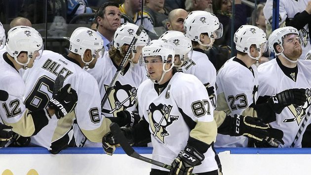 Útočník Pittsburghu Sidney Crosby (vpředu) slaví se spoluhráči gól proti Tampě Bay. Útočník Pittsburghu Sidney Crosby (vpředu) slaví se spoluhráči gól proti Tampě Bay.