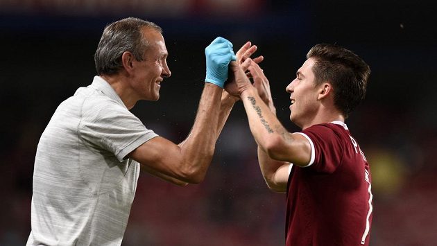 Střelec dvou gólu Tomáš Přikryl (vlevo) a masér Tomáš Stránský oslavují třetí gól Bořka Dočkala proti Jihlavě. Střelec dvou gólu Tomáš Přikryl (vlevo) a masér Tomáš Stránský oslavují třetí gól Bořka Dočkala proti Jihlavě.