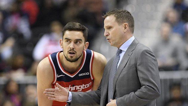 Český basketbalista Tomáš Satoranský z Washingtonu při rozhovoru se svým trenérem Scottem Brooksem během zápasu NBA s Clevelandem. Český basketbalista Tomáš Satoranský z Washingtonu při rozhovoru se svým trenérem Scottem Brooksem během zápasu NBA s Clevelandem.