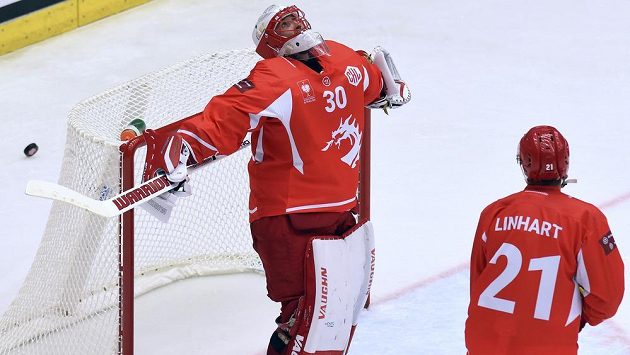 Zleva brankář Šimon Hrubec a Tomáš Linhart z Třince po skončení zápasu. Zleva brankář Šimon Hrubec a Tomáš Linhart z Třince po skončení zápasu.