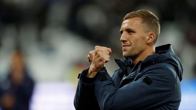Český záložník Tomáš Souček a jeho kladiva pro fanoušky West Hamu před utkáním s Liverpoolem. Český záložník Tomáš Souček a jeho kladiva pro fanoušky West Hamu před utkáním s Liverpoolem.