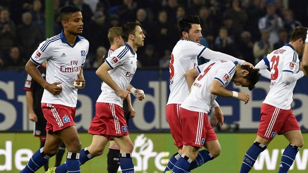 Fotbalisté Hamburku se radují z gólu do sítě Bayeru Leverkusen. Fotbalisté Hamburku se radují z gólu do sítě Bayeru Leverkusen.