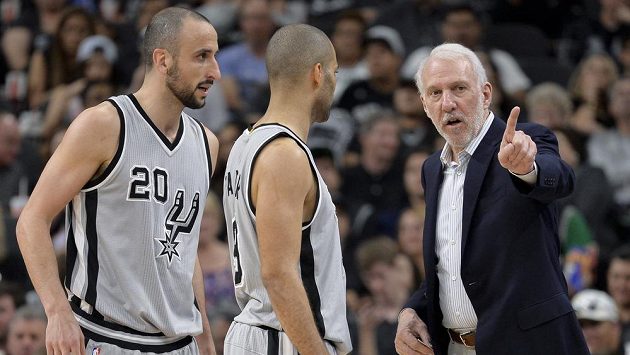 Basketbalisté San Antonia Manu Ginobili (vlevo) a Tony Parker naslouchají pokynům trenéra Gregga Popoviche. Basketbalisté San Antonia Manu Ginobili (vlevo) a Tony Parker naslouchají pokynům trenéra Gregga Popoviche.