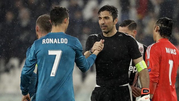 Brankář Juventusu Gianluigi Buffon (vpravo) gratuluje Cristianu Ronaldovi z Realu k vítězství a skvělému výkonu. Brankář Juventusu Gianluigi Buffon (vpravo) gratuluje Cristianu Ronaldovi z Realu k vítězství a skvělému výkonu.