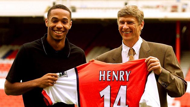 Thierry Henry a Arséne Wenger na archivním snímku ze srpna 1999. Thierry Henry a Arséne Wenger na archivním snímku ze srpna 1999.