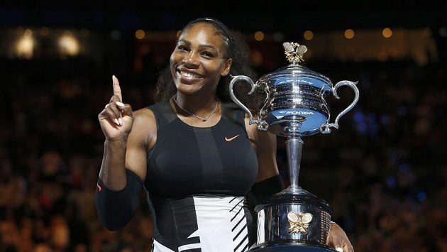 Serena Williamsová s trofejí za nedávný triumf při Australian Open. Serena Williamsová s trofejí za nedávný triumf při Australian Open.