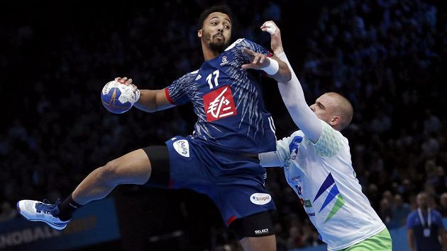 Francouzský házenkář Timothey N'Guessan střílí v semifinále MS proti Slovinsku. Francouzský házenkář Timothey N'Guessan střílí v semifinále MS proti Slovinsku.
