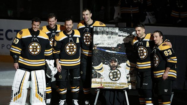 Ceremoniál před začátkem duelu celku Boston Bruins při příležitosti oslavy 1000. startu v NHL v podání Patrice Bergerona (druhý zprava). Ceremoniál před začátkem duelu celku Boston Bruins při příležitosti oslavy 1000. startu v NHL v podání Patrice Bergerona (druhý zprava).