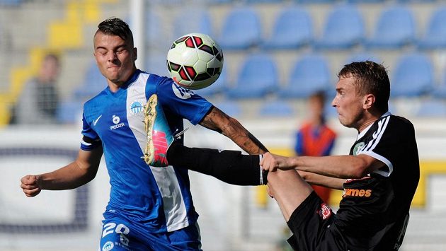 Michal Obročník (vlevo) z Liberce a Jiří Mareš z Příbrami bojují o míč. Michal Obročník (vlevo) z Liberce a Jiří Mareš z Příbrami bojují o míč.