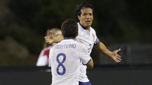 Portugalský obránce Bruno Alves (2) se raduje ze své branky do mexické sítě. Portugalský obránce Bruno Alves (2) se raduje ze své branky do mexické sítě.