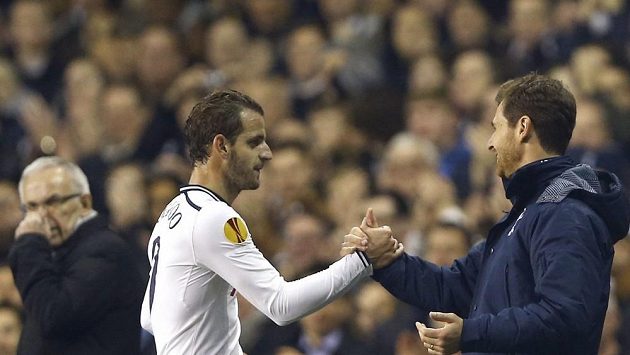 Roberto Soldado přijímá po hattricku gratulaci od kouče Tottenhamu Villase Boase. Roberto Soldado přijímá po hattricku gratulaci od kouče Tottenhamu Villase Boase.