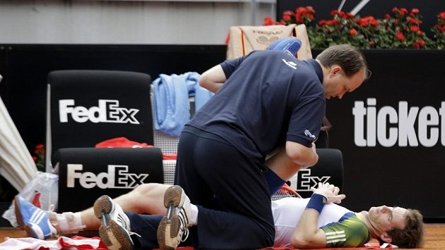 Andy Murray byl na turnaji v Římě několikrát ošetřován. Andy Murray byl na turnaji v Římě několikrát ošetřován.