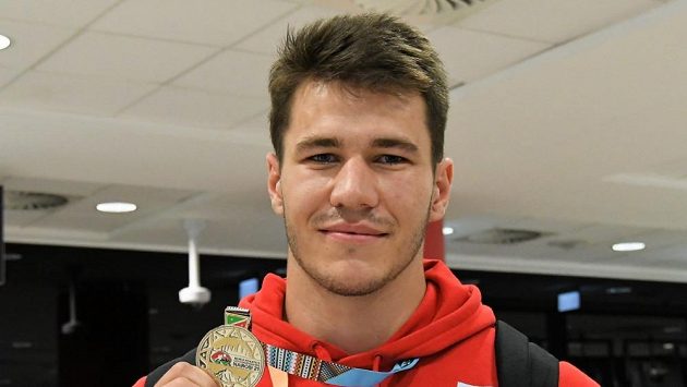 Kladivář Jan Doležálek a jeho juniorské světové zlato. Kladivář Jan Doležálek a jeho juniorské světové zlato.